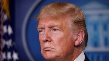 El presidente Donald Trump escucha durante una sesi&oacute;n informativa sobre el coronavirus en la Casa Blanca, Washington, el lunes 23 de marzo de 2020.&nbsp;