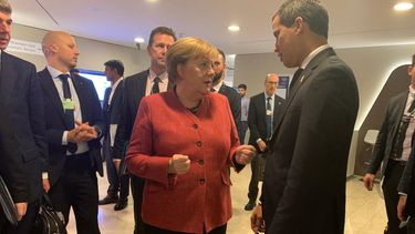 El encuentro con Merkel es el segundo que el l&iacute;der opositor mantiene con un mandatario europeo, tras la reuni&oacute;n que sostuvo el lunes en Londres con el primer ministro brit&aacute;nico, Boris Johnson.