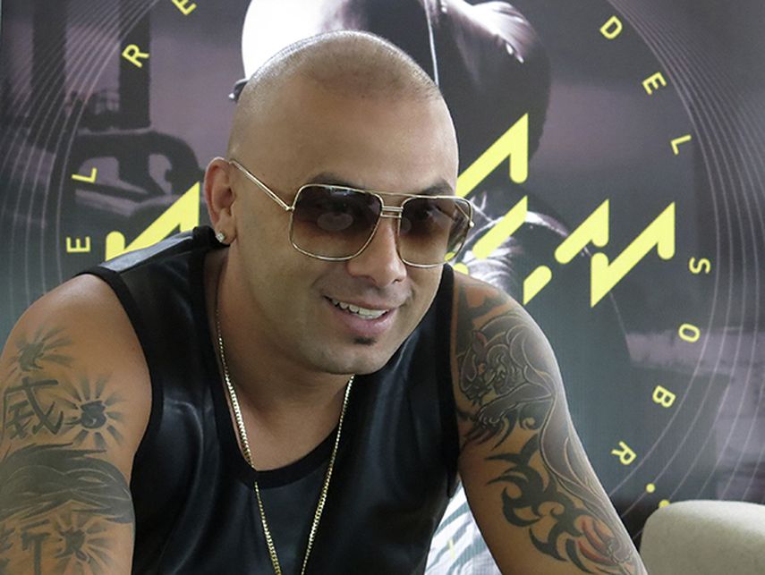 El reggaetonero puertorriqueño Wisin, mientras posa en la Ciudad de México, donde se encontraba promocionando su nuevo álbum como solista, El regreso del sobreviviente. (AP)