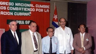 Dr. Diego Medina Hernández, segundo de izquierda a derecha.