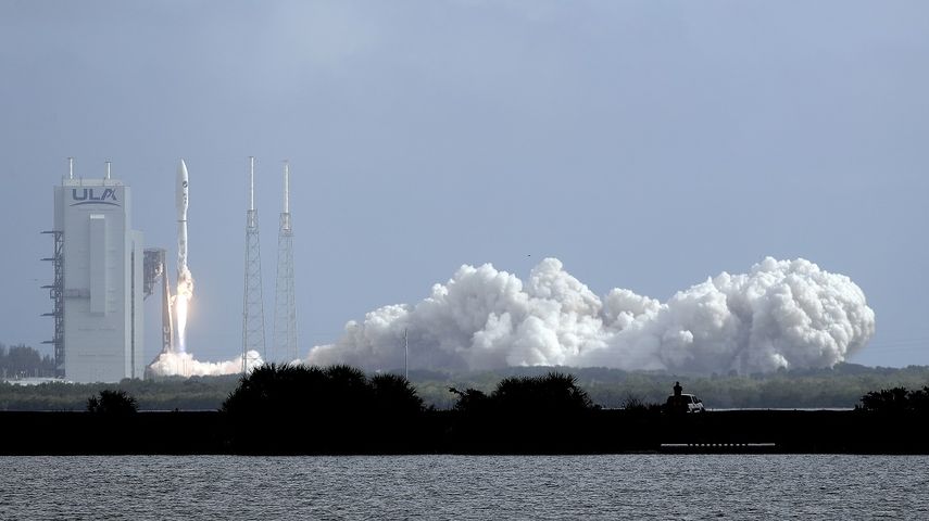 Un cohete United Launch Alliance Atlas V despega con un avi&oacute;n militar estadounidense X-37B desde el complejo de lanzamiento 41 en Cabo Ca&ntilde;averal, Florida, el 17 de mayo de 2020.