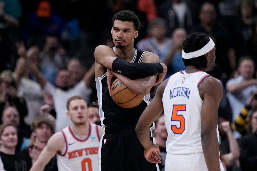 El francés Victor Wembanyama, de los Spurs de San Antonio, abraza el balón, al asegurar el triunfo sobre los Knicks de Nueva York, el viernes 29 de marzo de 2024&nbsp;