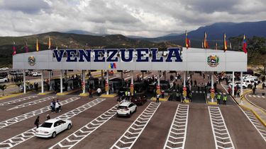 Vehículos hacen cola en Ureña, en Venezuela, para cruzar el Puente Internacional Atanasio Girardot -antes conocido como puente Tienditas- en Cúcuta, Colombia.