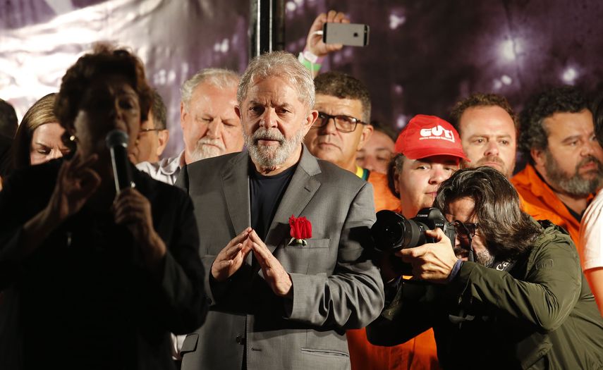 Lula, condenado a doce años de cárcel por corrupción, tenía plazo hasta las 20.00 GMT de hoy para entregarse y comenzar a cumplir la pena de 12 años que le impusieron por corrupción