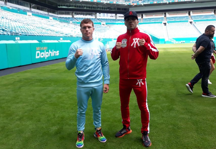 En el centro de la cancha del Hard Rock Stadium se cuadran Saúl “Canelo” Alvarez y Avni Yildirim, en Miami, la tarde del lunes 22 de febrero del 2021