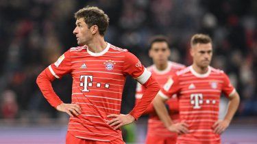 Thomas Muller se lamenta por el gol anotado por el Eintratch de Francfurt que empató el marcador para el Bayern