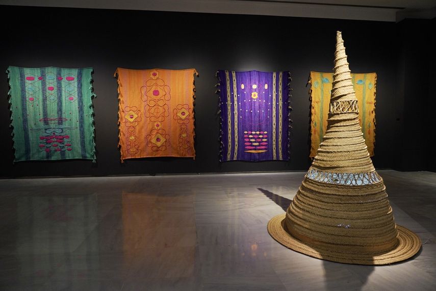 La Sala de Exposiciones del Rectorado de la Universidad de Málaga presenta Hebras y Urdimbres, una muestra que reúne a nueve artistas contemporáneas de España y Latinoamérica, cuyo trabajo se centra en la práctica ancestral del tejido.