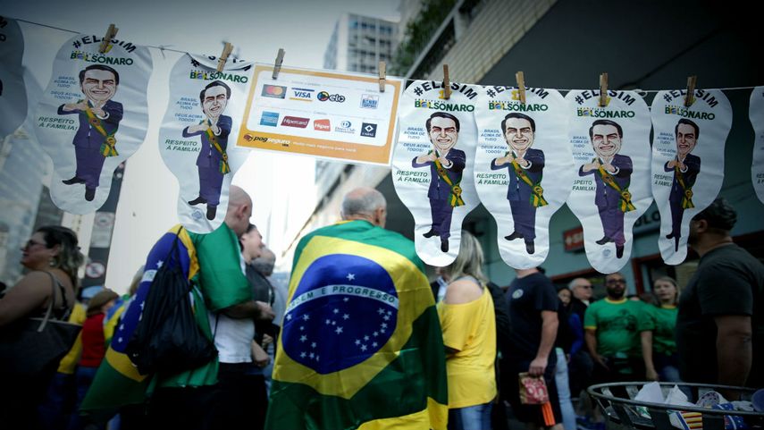 Cientos de personas participan en una manifestación contra el Partido de los Trabajadores (PT) y su candidato presidencial Fernando Haddad, y a favor de su adversario el ultraderechista Jair&nbsp;Bolsonaro.