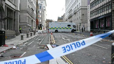 Agentes de policía acordonaron el paso en Water Street, Liverpool, noroeste de Inglaterra, el 27 de mayo de 2025, después de que un coche arrollara a la multitud reunida para presenciar el desfile de la victoria de la Premier League en un autobús descapotable. La policía declaró el lunes que no estaba considerando un atropello en Liverpool, que dejó 27 hospitalizados, como acto terrorista, después de que un vehículo arrollara a la multitud que celebraba el título de la Premier League. Creemos que se trata de un incidente aislado y no estamos buscando a nadie más en relación con él, declaró la subdirectora de la Policía de Merseyside, Jenny Sims, en rueda de prensa, añadiendo que un británico de 53 años había sido detenido.&nbsp;