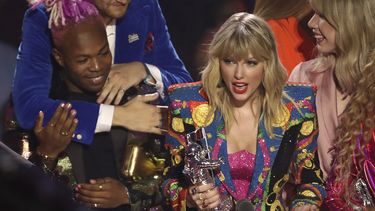 Taylor Swift recibe el premio al video del año por You Need to Calm Down en los Premios MTV a los Videos Musicales en el Prudential Center el lunes 26 de agosto de 2019 en Newark, Nueva Jersey.&nbsp;