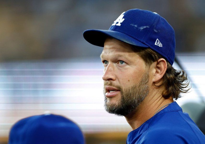 Clayton Kershaw #22 de los Dodgers de Los Ángeles en el dugout antes de un partido contra los Rockies de Colorado en el Dodger Stadium el 8 de septiembre de 2025 en Los Ángeles, California. 