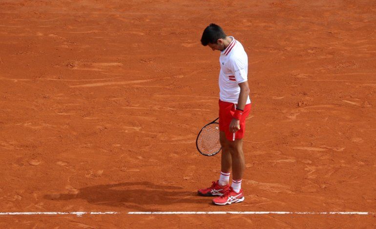 El serbio Novak Djokovic reacciona durante su partido de individuales de tercera ronda contra el británico Daniel Evans     