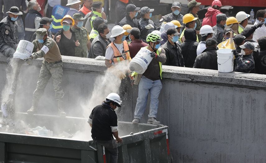 &nbsp;Grupos de rescate y voluntarios continúan con las labores de búsqueda de desaparecidos bajo los escombros en Ciudad de&nbsp;México&nbsp;(México).&nbsp;