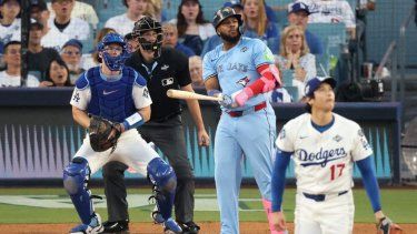 Vladimir Guerrero Jr. (#27) de los Toronto Blue Jays observa tras conectar un jonrón de dos carreras en la tercera entrada contra Shohei Ohtani (#17) de los Los Angeles Dodgers en el cuarto juego de la Serie Mundial 2025 en el Dodger Stadium el 28 de octubre de 2025 en Los Ángeles, California.&nbsp;