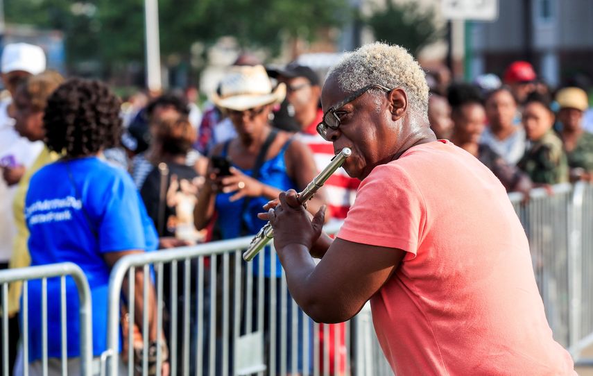 Una mujer toca una canción de&nbsp;Aretha&nbsp;Franklin&nbsp;mientras cientos de personas hacen cola para despedirse de los restos mortales de la cantante estadounidense.