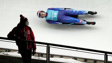 Emily Sweeney, de Estados Unidos, hace su recorrido de entrenamiento en la prueba de luge, en los Juegos Olímpicos de Invierno 2022, el 3 de febrero de 2022, en el distrito Yanqing de Pekin, China