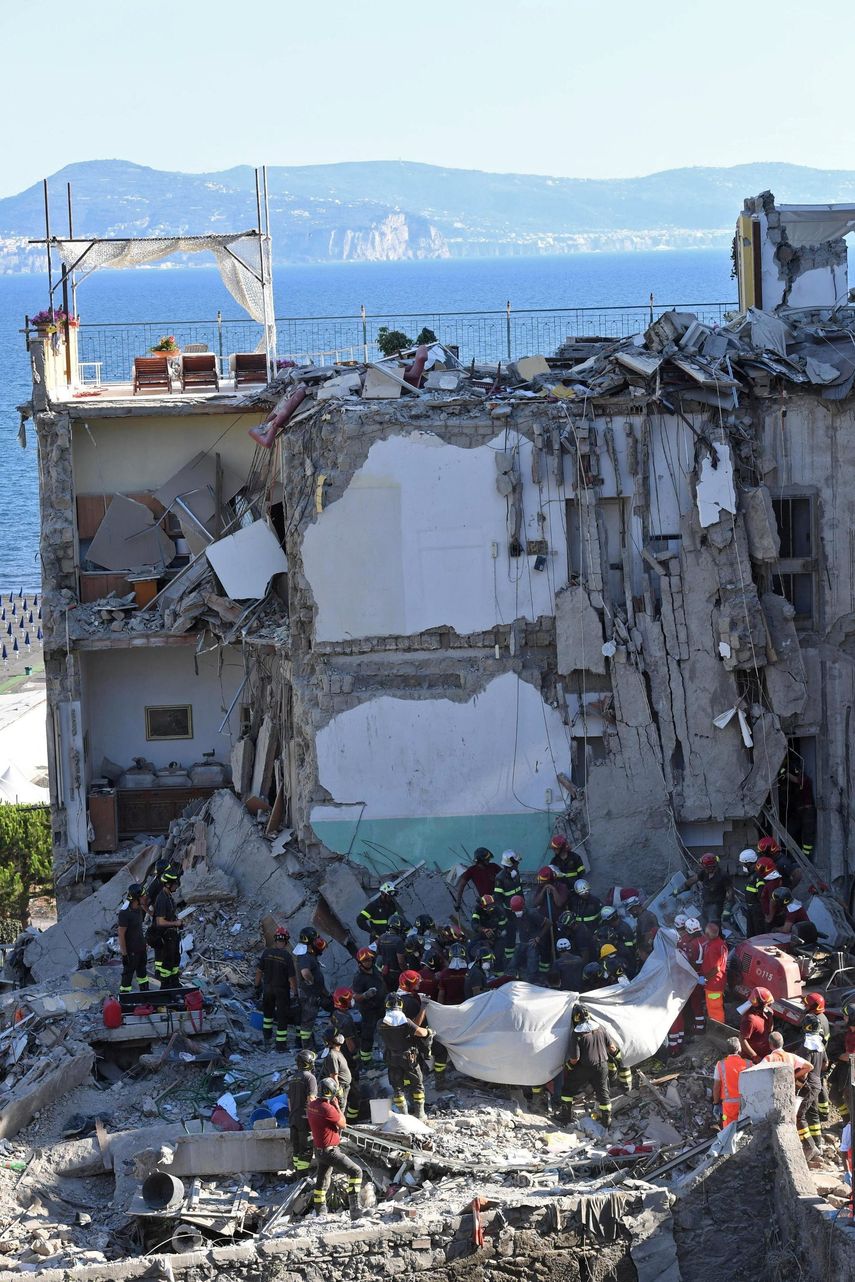 El edificio de cuatro plantas y situado frente al mar se desplomó sobre las 06.20 hora local (04.20 GMT), cuando el último piso se vino abajo derrumbando el tercero.