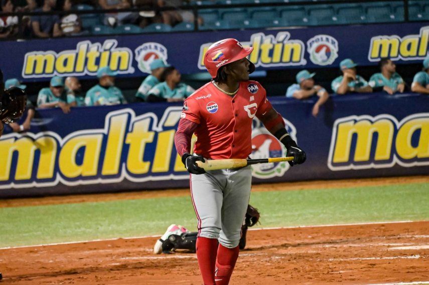El toletero Luisangel Acuña observa El batazo que terminó en las gradas durante el Round Robin en la LVBP&nbsp;