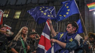 Manifestantes en favor de que Gran Bretaña siga en la Unión Europea se reúnen afuera de la Cámara de los Comunes, el martes 3 de septiembre de 2019, en Londres. 