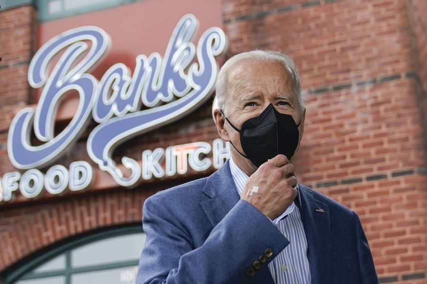 El presidente Joe Biden habla con miembros de los medios de comunicación al salir de Banks Seafood Kitchen después de almorzar en Nochevieja con la primera dama Jill Biden en Wilmington, Delaware, el viernes 31 de diciembre de 2021.