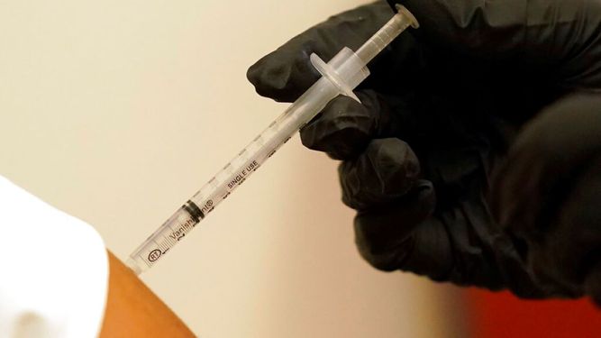 Una persona se vacuna contra el COVID-19 en una estación de vacunación en Las Vegas, el 17 de febrero de 2021.&nbsp;