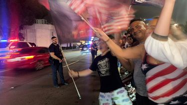Simpatizantes del expresidente Donald Trump celebran el triunfo del republicano la madrugada del miércoles en la ciudad de Miami.