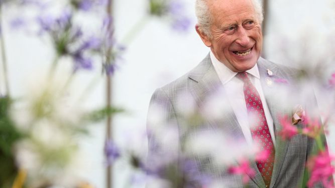 El rey Carlos III de Gran Bretaña visita la Exposición Floral de Sandringham en Sandringham House, Norfolk, el 23 de julio de 2025.&nbsp;