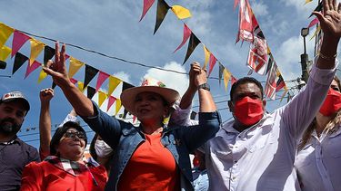 La candidata presidencial de Honduras por el partido Libertad y Refundación (LIBRE), Xiomara Castro de Zelaya, saluda a sus partidarios durante un mitin de campaña en el municipio de Orica, al noreste de Tegucigalpa, el 24 de octubre de 2021.&nbsp;