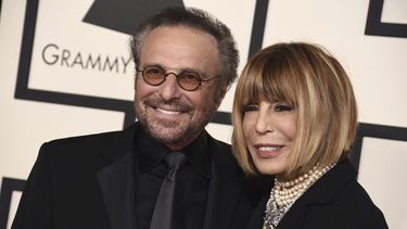 Barry Mann y la compositora Cynthia Weil llegan a la 57 entre anual del Grammy en el Staples Center el domingo 8 de febrero de 2015 en Los Ángeles.