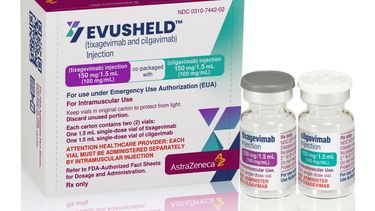 Esta imagen facilitada por AstraZeneca en diciembre de 2021 muestra un paquete y sus respectivos viales del medicamento con anticuerpos llamado Evusheld, fabricado por la compañía.