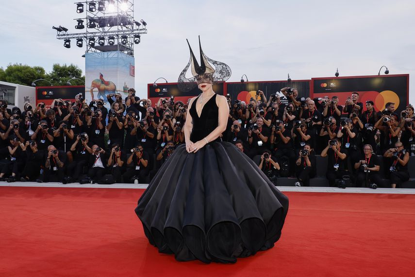 Lady Gaga posa a su llegada al estreno de la película Joker: Folie A Deux durante la 81ª edición del Festival de Cine de Venecia en Venecia, Italia, el miércoles 4 de septiembre de 2024.