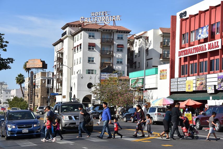 Un grupo de hispanos cruza una calle en la zona de la pequeña Centroamérica en Los Ángeles, California, proclamado oficialmente estado&nbsp;santuario a partir de este 1ro de enero de 2018.