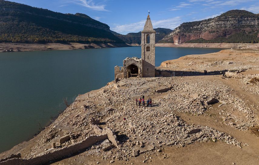 Una iglesia y restos de una aldea antigua que generalmente están bajo el agua aparecen en la represa de Sau, en Vilanova de Sau, Cataluña, España, 23 de noviembre de 2022.&nbsp;