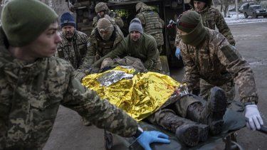 Médicos militares ucranianos trasladan a un soldado ucraniano herido desde el campo de batalla a un hospital en la región de Donetsk, en Ucrania, el lunes 9 de enero de 2023. El soldado no sobrevivió.&nbsp;