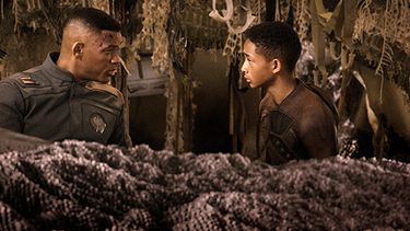 Imagen publicitaria distribuida por Sony-Columbia Pictures muestra a Will Smith, izquierda, y Jaden Smith en una escena de la película After Earth. (AP)