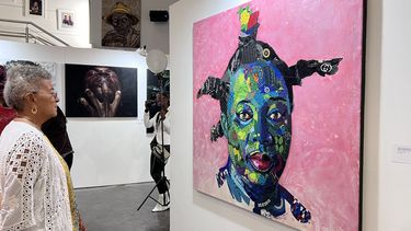 Una asistente disfruta de las piezas expuestas en AfriKin Art Fair.