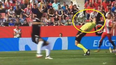 arbitro evita pelota al estilo matrix