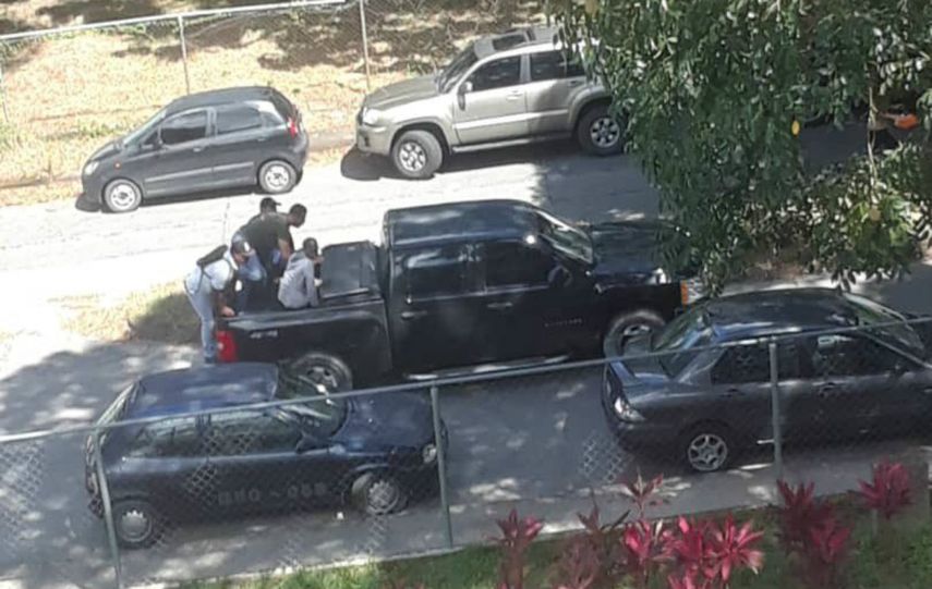 El grupo supuestamente afecto al&nbsp;régimen&nbsp;de Nicolás Maduro llegó a bordo de una camioneta negra y comenzó a disparar y a lanzar bombas lacrimógenas para entorpecer el proceso.