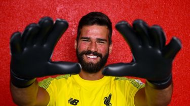 Alisson, de 25 años, se convierte en el portero más caro de la historia de la Premier League.