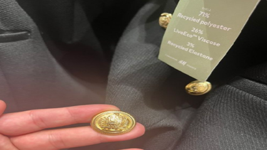 Prendas de vestir H&M con botones del escudo venezolano del año 2006