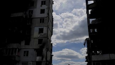 Las fuerzas rusas golpearon el domingo de madrugada instalaciones ferroviarias y otra infraestructura en la capital, Kiev.