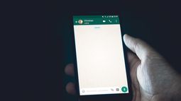 Un teléfono con la aplicación WhatsApp.&nbsp;
