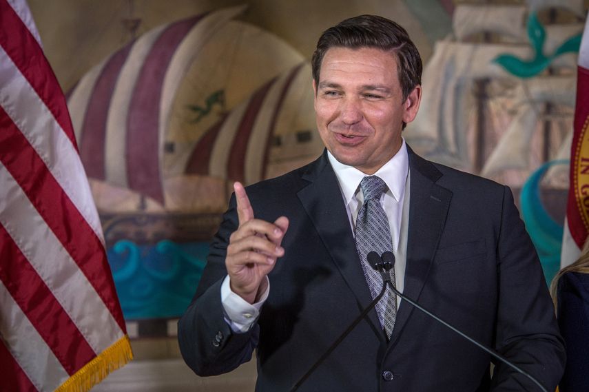 El gobernador de Florida, el republicano Ron DeSantis, habla el miércoles 9 de enero de 2019, durante un acto en la Torre de la Libertad de Miami, Florida.