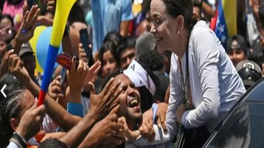 La líder opositora venezolana María Corina Machado en su recorrido por la carretera Lara-Zulia, occidente del país, el 23 de julio de 2024