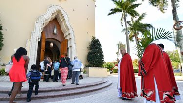 Feligreses y religiosos acuden a Cathedral St. Mary, en Miami.
