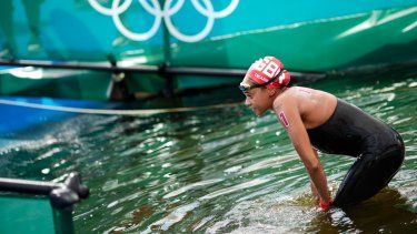 En foto del 4 de agosto del 2023, la británica Alice Dearing sale del agua tras el maratón de natación en los Juegos Olímpicos de Tokio.