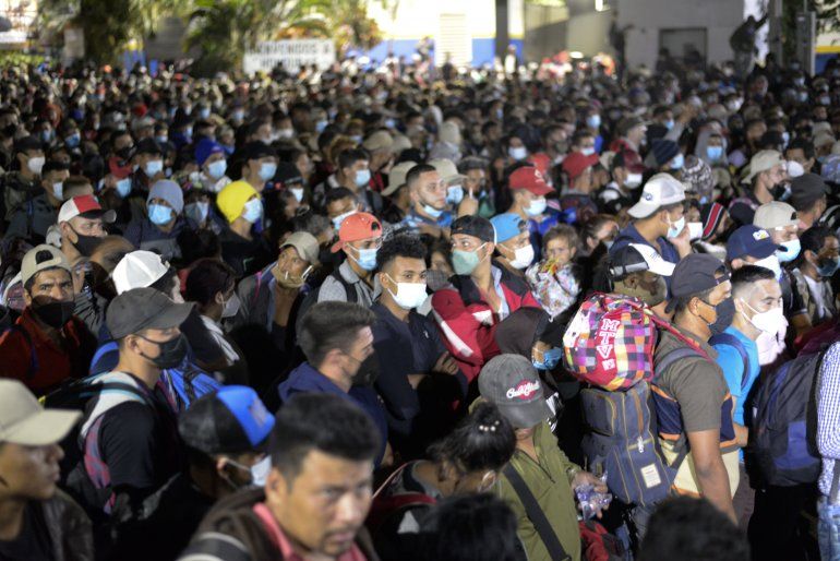 Caravana de migrantes quiebra cerco en Guatemala y contina viaje a EEUU