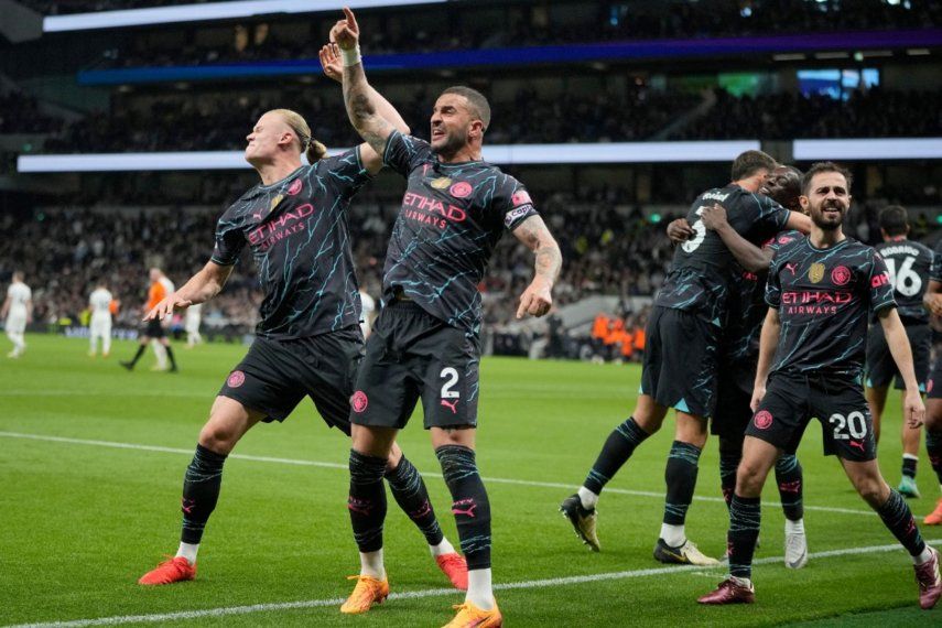 Jugadores del Manchester City celebra después de que su equipo anotó el segundo gol en el encuentro de la Liga Premier ante el Tottenham el martes 14 de mayo del 2024.&nbsp;