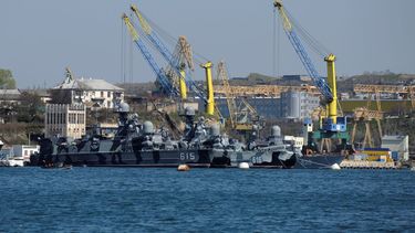 Barcos de la flota rusa del Mar Negro se ven atracados en uno de los muelles de Sebastopol, Crimea.
