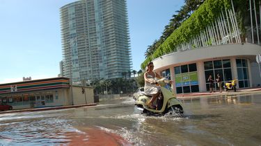 El mar suele penetrar en la zona costera del sur de la Florida cuando suceden fuertes mareas.